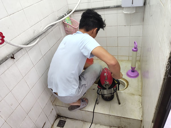 商丘管道堵塞冒臭气 专业师傅现场解决问题