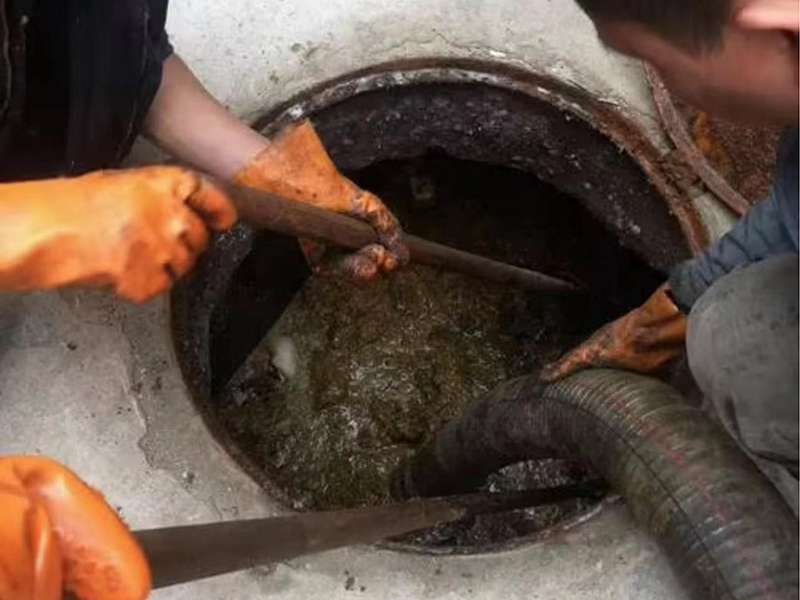 商丘清理化粪池时如何避免沼气的危害？